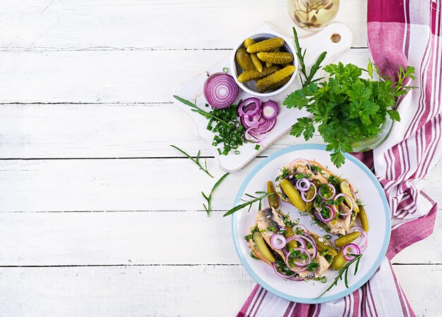 Jasne danie na drewnianym stole